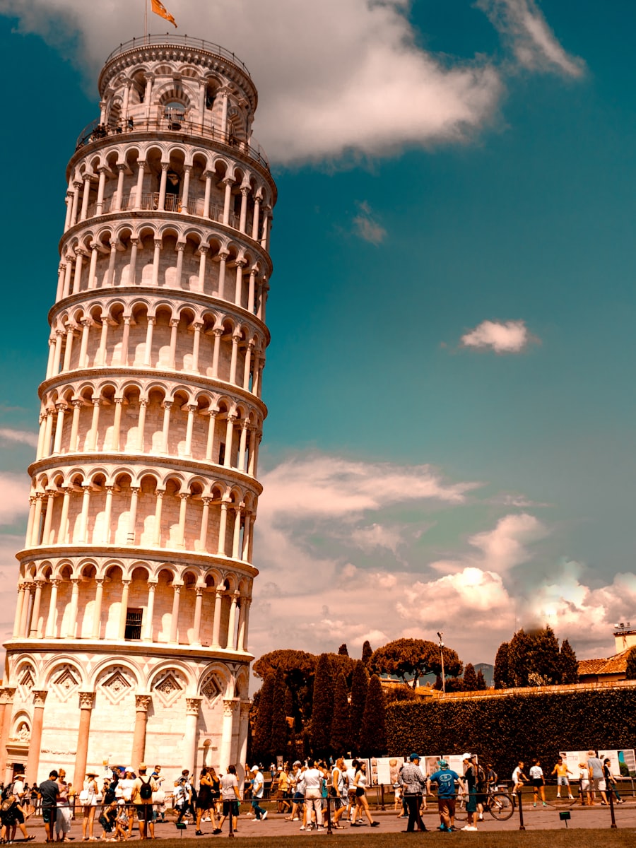 De toren van Pisa in Toscane onder een blauwe hemel