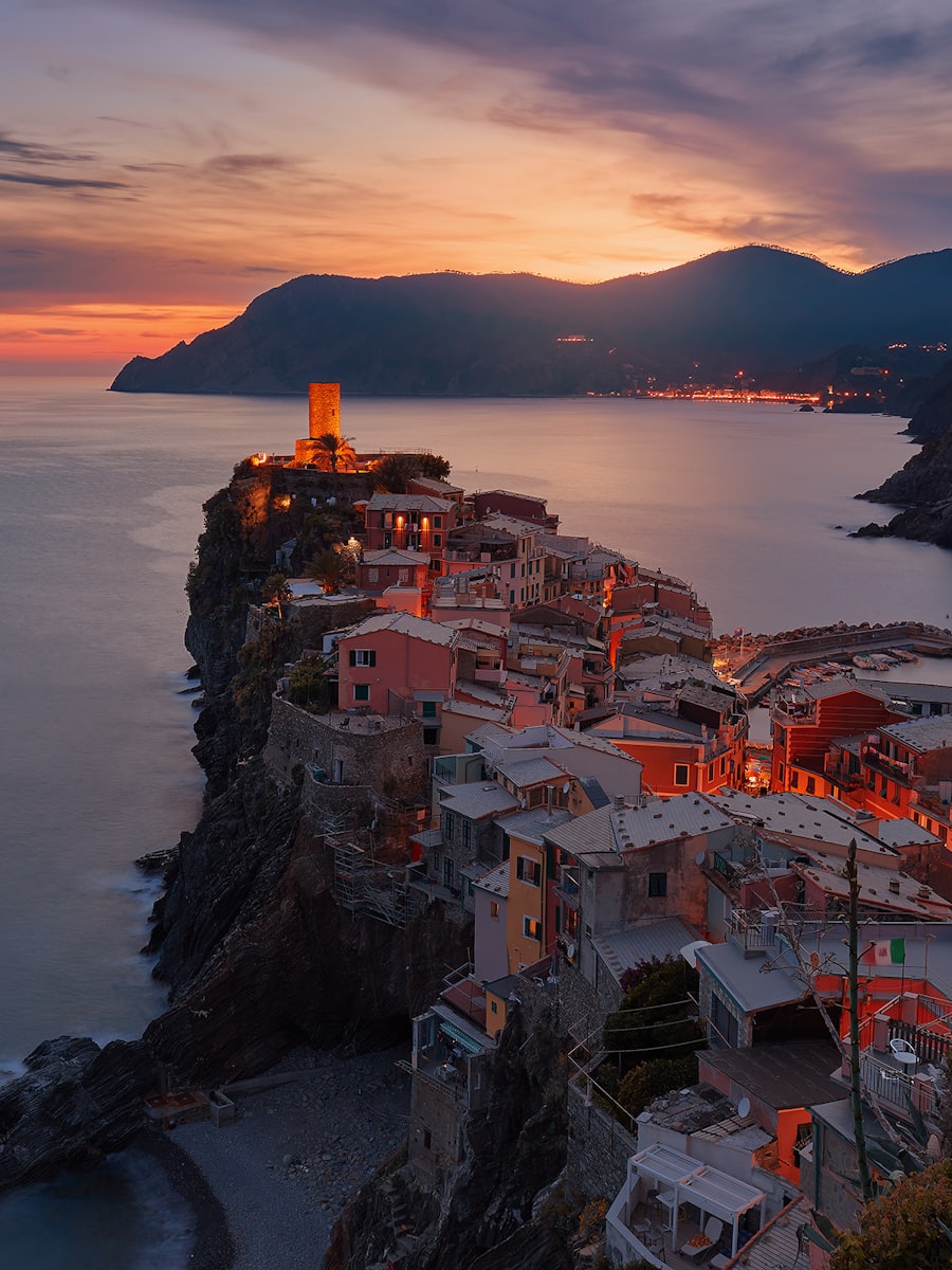 Kleurrijk kustdorp in Cinque Terre bij zonsondergang