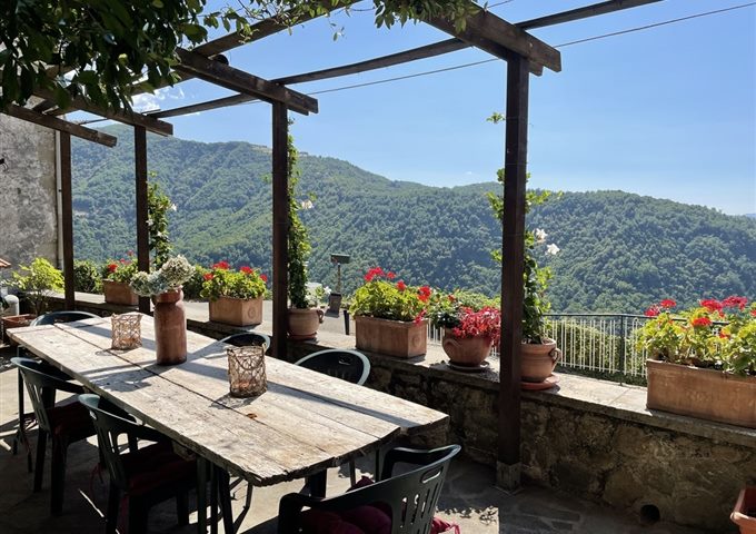 Terras met panoramisch uitzicht over de Toscaanse heuvels